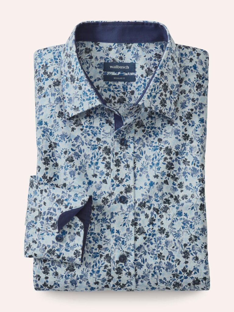 Walbusch-Aktiv-Hemd mit blauem Blätterdruck, zusammengelegt